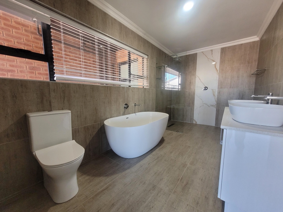 4 Bedroom Property for Sale in Wavecrest Eastern Cape